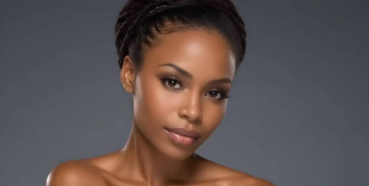 Hermosa mujer afroamericana después de procedimientos de relleno
