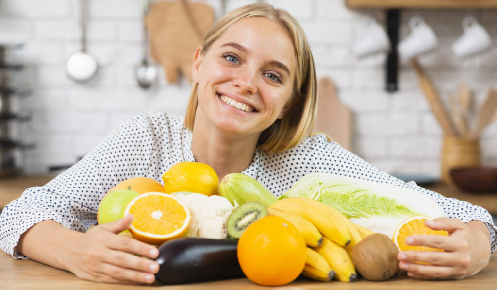 Mujer con frutas y verduras